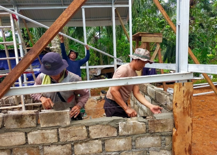  Polsek Ketahun   Ikut Sukseskan Program TNI Manunggal Membangun Desa  di Bukit Tinggi