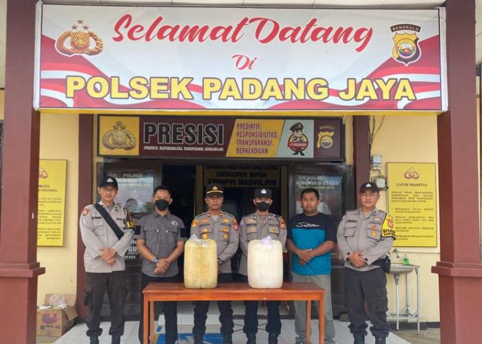 Polsek Padang Jaya  Amankan Puluhan Liter Tuak