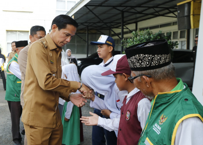 Bupati Kaur Serahkan Beasiswa untuk 35 Pelajar Berprestasi dan Penghafal Al-Qur’an