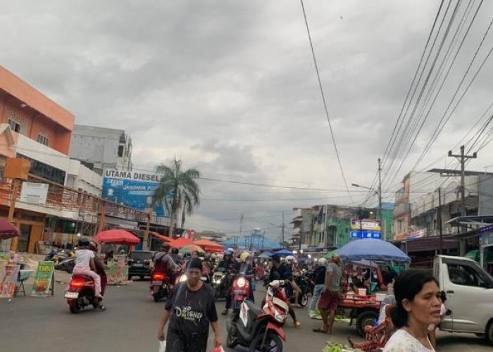 Jelang Lebaran, Pasar Panorama Bengkulu Mulai Diserbu Ibu-Ibu Berburu Bumbu Dapur