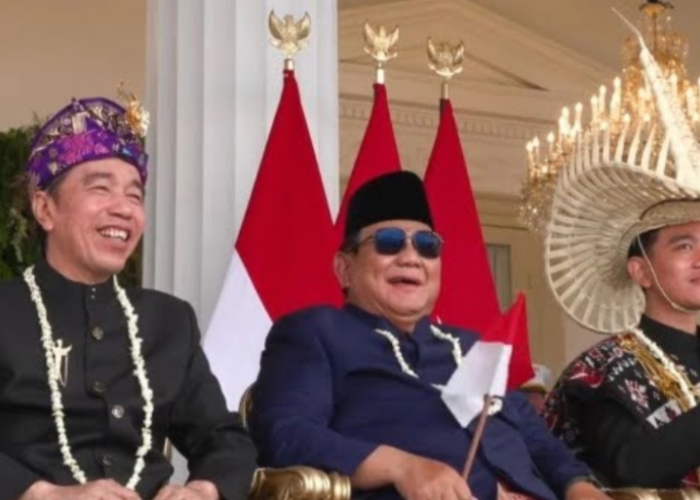 Diapit Jokowi dan Gibran,  Prabowo Tertawa Lepas Saksikan Atraksi Udara HUT ke-81 RI