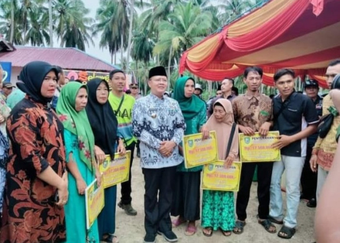 Gubernur Rohidin Mersyah Serahkan  Bantuan RTLH, Kades Tanjung Agung Siap Awasi Pembangunannya
