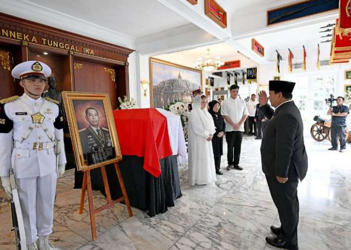 Sebelum Dimakamkan, Presiden Prabowo Beri Penghormatan Terakhir kepada Almarhum Ryamizard Ryacudu