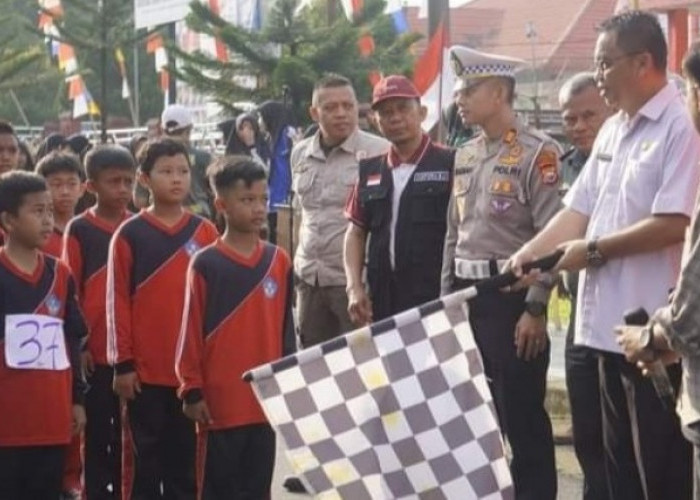 Peserta Antusias, Pemkab Bengkulu Utara Gelar Lomba  Gerak Jalan  SD dan SMP