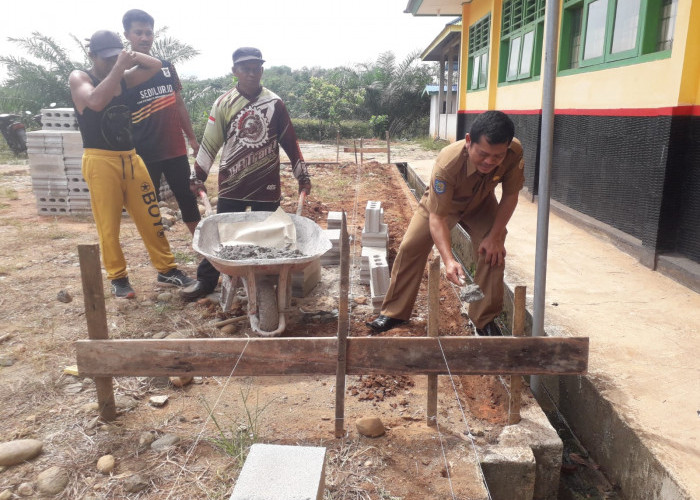 Kepsek dan Dewan Guru SMAN 15 BU Bangun Taman Bunga  Sekolah