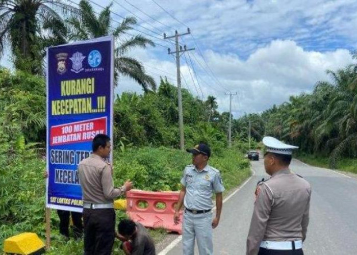  Arus Mudik Lebaran, Satlantas Polres Seluma Pasang Rambu-Rambu Tanda Peringatan di Jalan