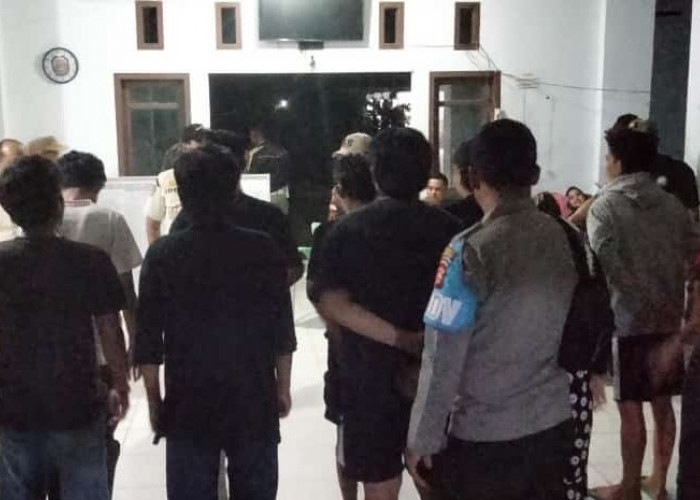 Diduga Lagi Miras di Halaman Kantor Bupati, 12 Pemuda Mukomuko Diamankan Satpol PP 