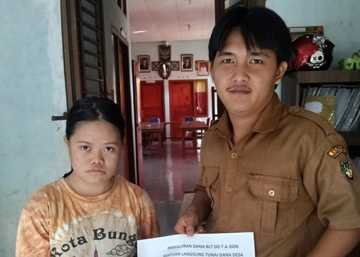  Membantu Masyarakat, Pemdes Padang Lebar Bagikan BLT