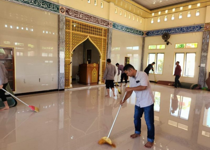 Polres Bengkulu Selatan Bersihkan Masjid  Gunung Ayu