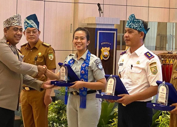 Kepala Jasa Raharja Bengkulu Terima Penghargaan dari Polda Bengkulu dalam Peringatan Hari Lalu Lintas Bhayangk