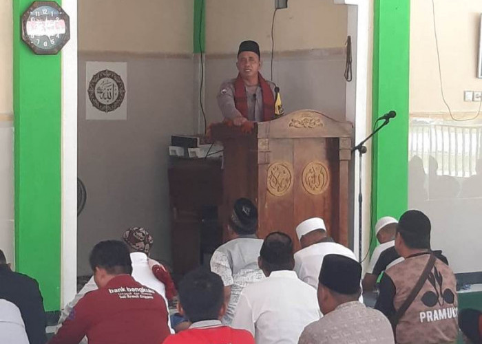 Bhabinkamtibmas Polsek Enggano jadi Imam dan Khatib Salat  Jumat di Masjid Al Ghupron Desa Apoho