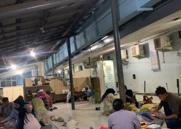  Nikmatnya  Buka Puasa Bersama Keluarga Pasien di Lorong Rumah Sakit  M. Yunus 