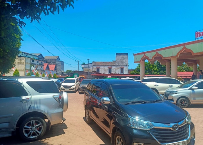 Masjid Akbar Mi'rajul Mukminin Ketahun Dipadati Pemudik Lintas Barat