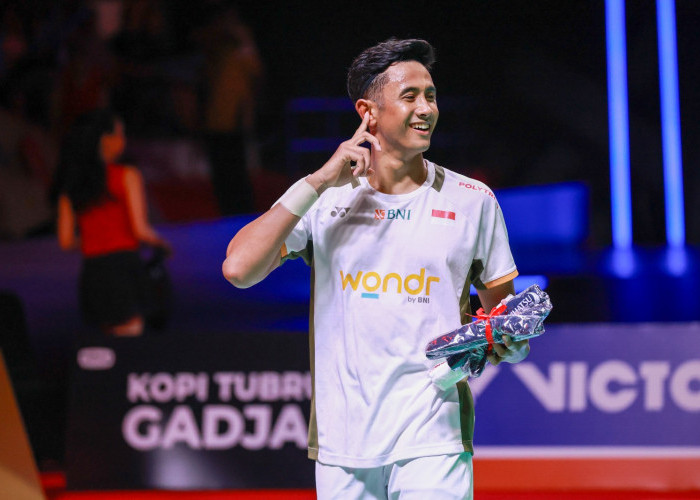 Alwi Farhan Menang Telak Melawan Panitchaphon Teeraratsakol 