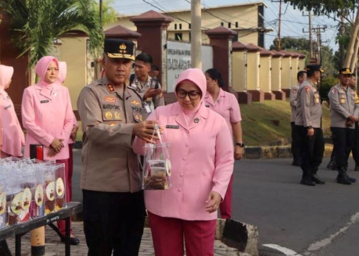 Kapolda Bengkulu  Bagi-Bagi Takjil kepada Masyarakat
