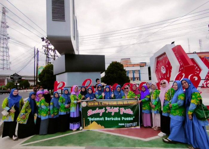 Ratusan Guru IGABA dan Forum Kepala TK Aisyiyah Kota Bengkulu Turun ke Jalan Bagi-Bagi Takjil