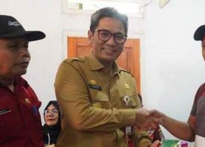 Pjs Bupati Bengkulu Utara Salurkan Bantuan Sembako dan Bansos di Kecamatan Enggano