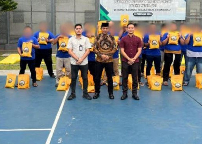  Kepala Rutan Bengkulu Bagikan Paket Alat Mandi untuk Warga Binaan