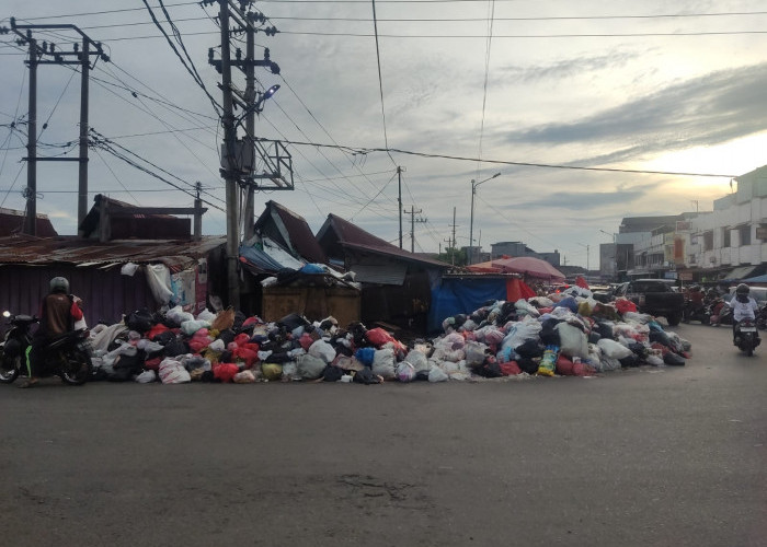 Mengganggu, Sampah Menumpuk di Pasar Panorama