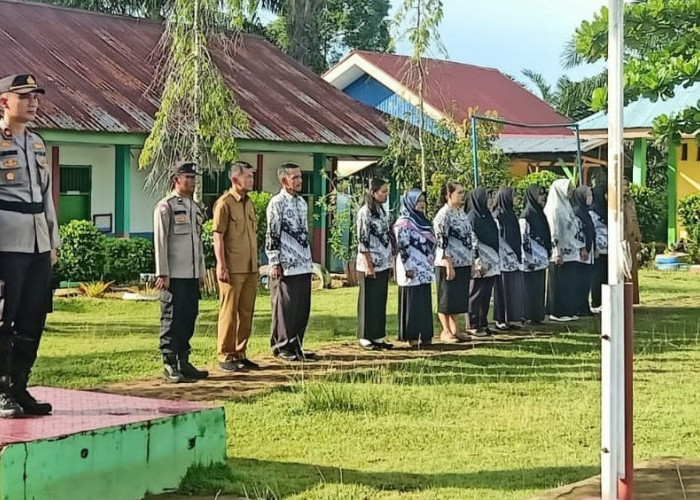 Kapolsek Ketahun jadi Pembina Upacara  di SMPN 58 Bengkulu Utara