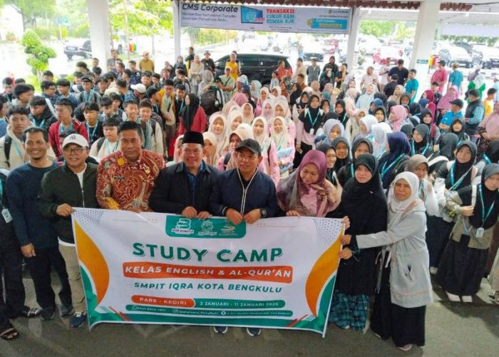 Momen Cetak Generasi  Berakhlak, Walikota Bengkulu  Lepas  Study Camp SMP IT Iqra ke Jawa Timur