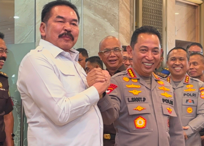 Tak Ada Konflik, Kapolri dan Jaksa Agung Mesra Salam Komando