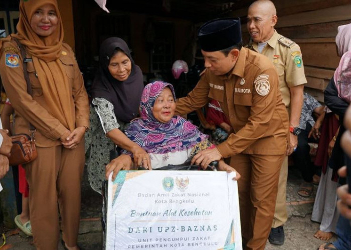 Saat Dapat Bantuan Kursi Roda dari Walikota Bengkulu, Tak Tertahan Air Mata Titin Sumarni Menetes
