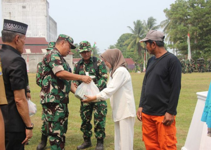 Wujud Kepedulian, Warga Kandang Limun Terima Sembako pada Pembukaan TMMD ke-130 Kodim 0407/Kota Bengkulu