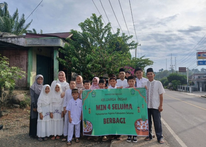  Murid dan Guru MIN 4 Seluma Turun ke Jalan Bagikan Takjil, Tanamkan Nilai Kepedulian Sosial dan Karakter