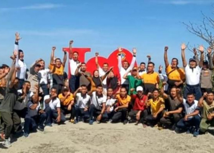  TNI Bersihkan Pantai Seluma, Kades Berikan Apresiasi