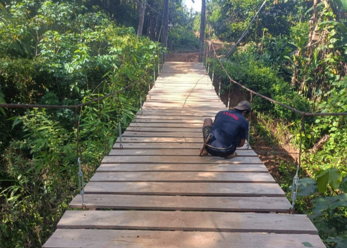 Pembangunan Jembatan Penghubung Antar Lingkungan, di Desa Tanjung Aur Berjalan Lancar 