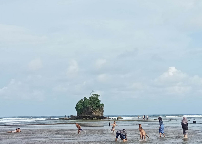 Ada Batu Jung, Pantai Way Hawang Kaur Masih Ramai Pengunjung