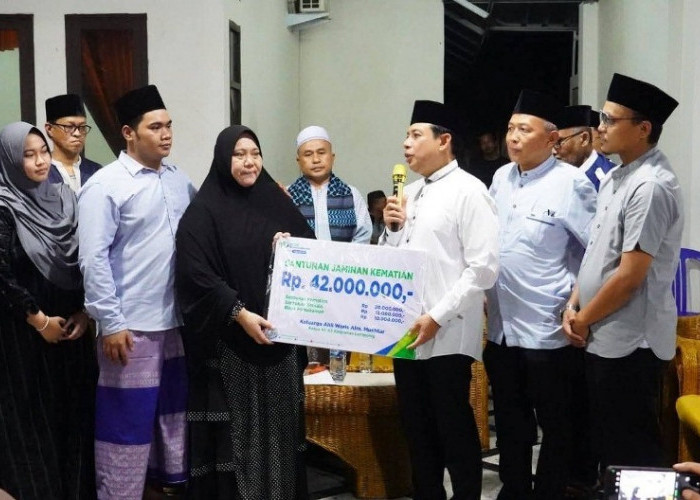 Walikota Bengkulu Bersama PLT Sekda Serahkan Sertifikat 4 In 1