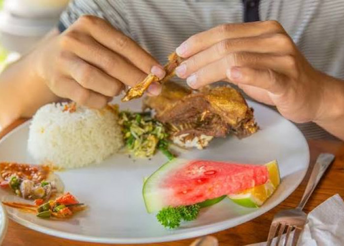 Inilah Hukum Makan Didepan Orang yang Sedang Berpuasa, Apakah Diperbolehkan ? Yuk Simak Kata Ahlinya
