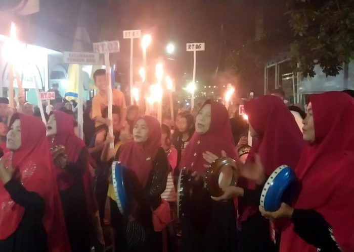 Meriah, Sambut Hari Raya Idul Fitri, Warga Pawai Obor Kelilingi Pondok Besi 