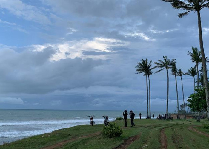 Suasana Sore di Pantai Nangai, Spot Favorit untuk Nongkrong dan Lihat Matahari Terbenam