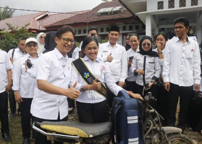 Kunjungi Seluma, Menkes Serahkan Langsung  Motor Kepada Bidan Teladan