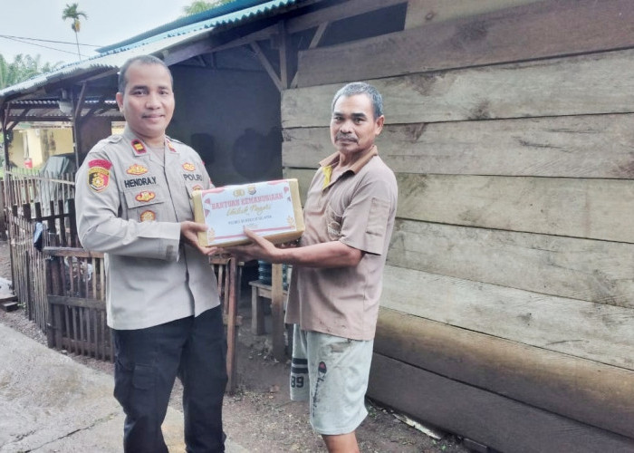 Peduli Warga, Polsek Manna pun Bagikan Sembako