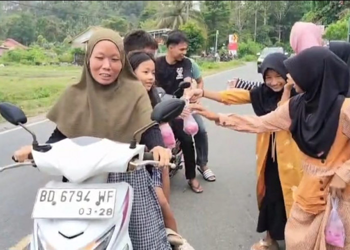 MIN 2 dan MIN 6 Kaur Berbagi Takjil, Kepala Sekolah Mengajarkan Anak-Anak Peduli