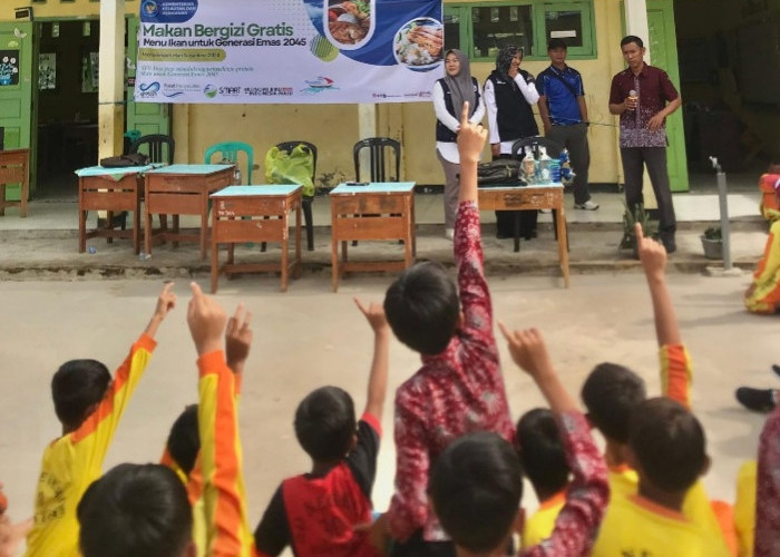  BRPPUPP Palembang  Bersama Dinas Perikanan   Bagikan 500 Porsi Makan Siang Bergizi di SDN 30 Kaur