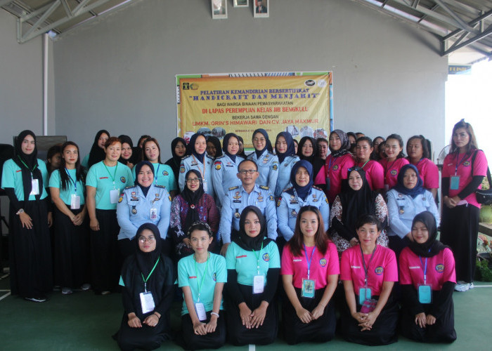 Diberi Sertifikat, Napi Lapas Perempuan Bengkulu Ikuti Pelatihan Handicraft dan Menjahit 
