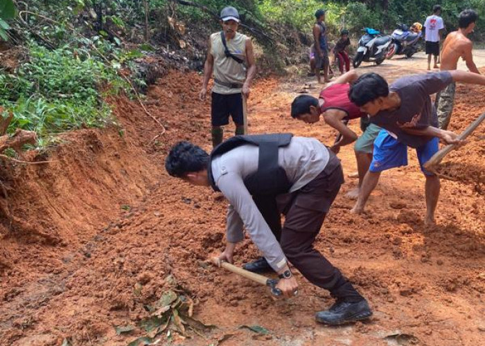  Jalan Penghubung  Antar Desa di Batik Nau Yang Tertimbun Tanah Sudah Bisa Dilewati 