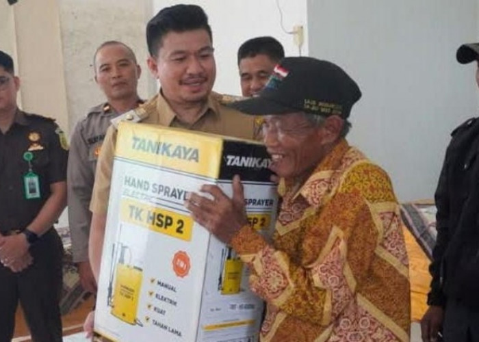 Wabup Arie Serahkan   Bantuan Elektrik Sprayer Kepada Kelompok Tani,Dukung Petani Produktif