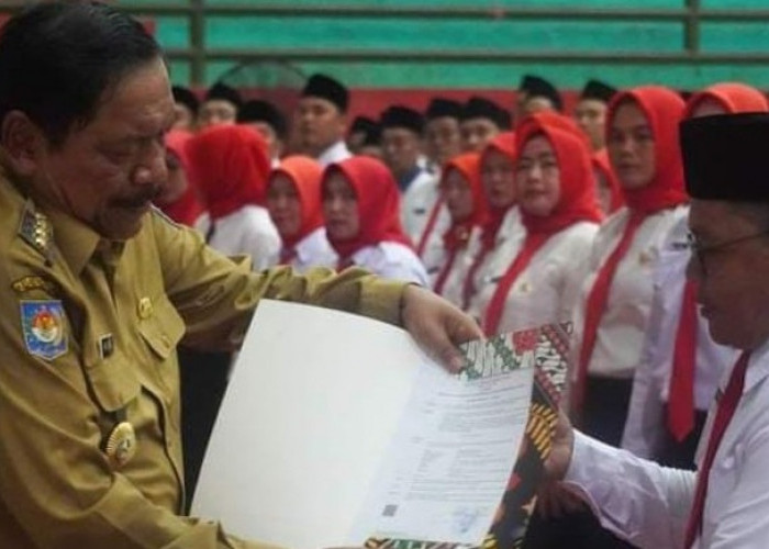 Usai Melantik, Bupati Mian  Serahkan   Surat Keputusan  PPPK Bengkulu Utara