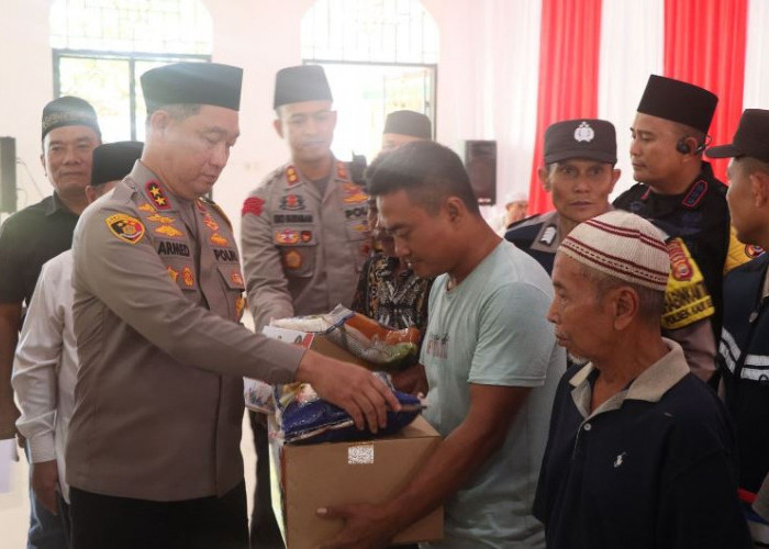 Kapolda Bengkulu Bagikan 100 Paket Sembako  di Kabupaten Kaur