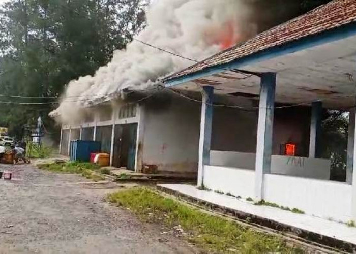 TPI Pondok Besi Kota Bengkulu Ludes Terbakar, Tiga Korban Alami Luka Bakar