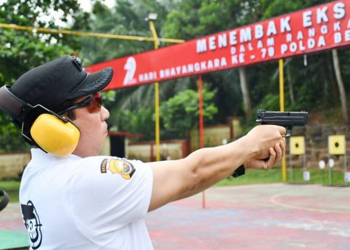 Kapolda Kagum, Dedy Wahyudi Tunjukan  Kebolehannya Dalam  Latihan Tembak Mako Brimob Polda