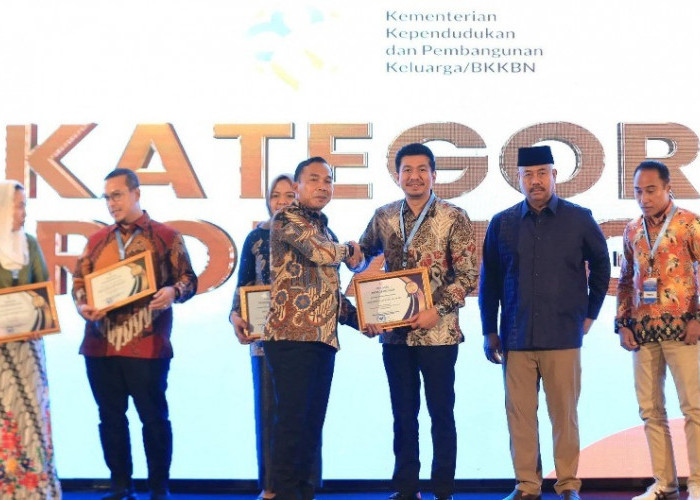Bupati Bengkulu Utara Dianugerahi Penghargaan Genting Award