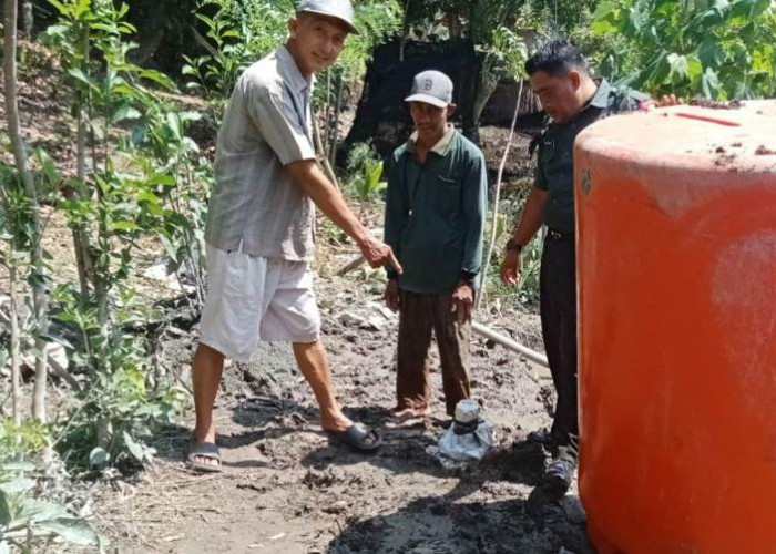 Bintara Pembina Desa Koramil Kaur Selatan Pantau Pengeboran Sumur Bor 