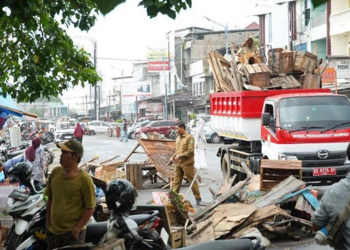 Dukung Program Pemerintah, PKL Jalan Salak Bongkar Lapak Sendiri